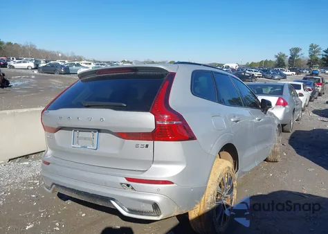 2024 Volvo Xc60 B5 Plus Dark Theme z USA, uszkodzony, nr VIN YV4L12RL1R1884893